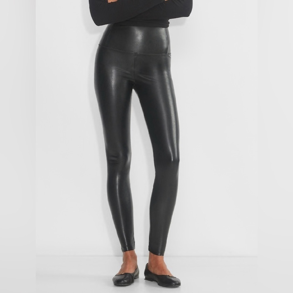Women’s Aritzia Wilfred Free Black Faux vegan Leather Leggings size xs.